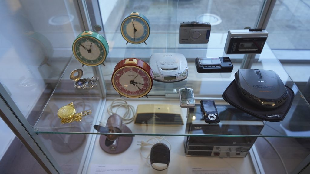 fotografija vitrine sa starim uređajima