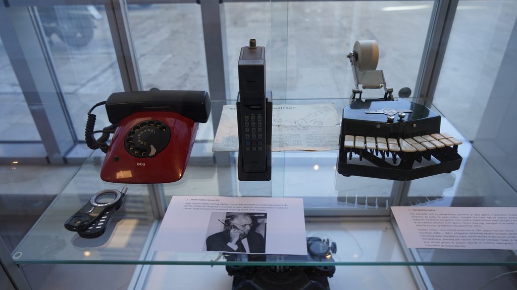 fotografija vitrine sa starim uređajima