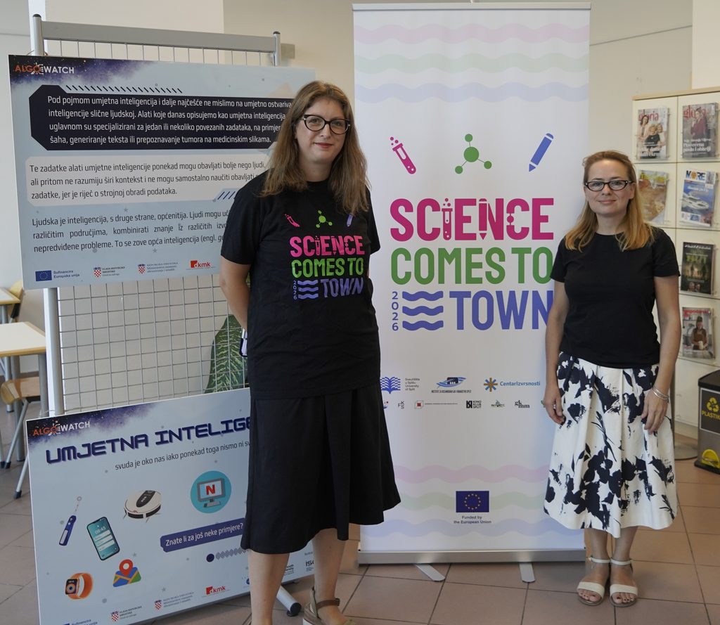 fotografija priređivačica izložbe s plakatima