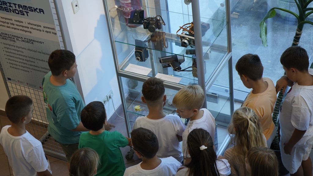 fotografija razgledavanja vitrine