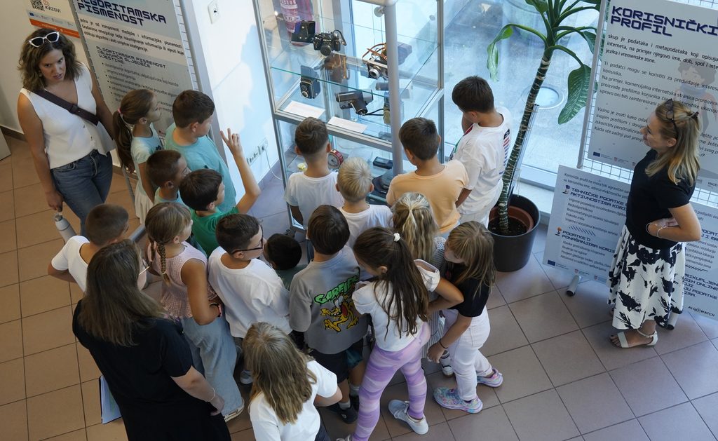 fotografija razgledavanja vitrine